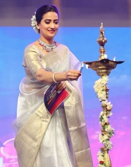 Anchor Manjusha saree pics