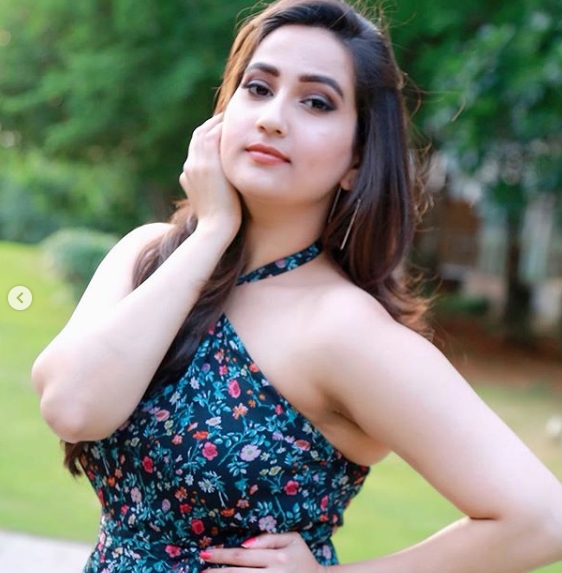Anchor Manjusha hot images