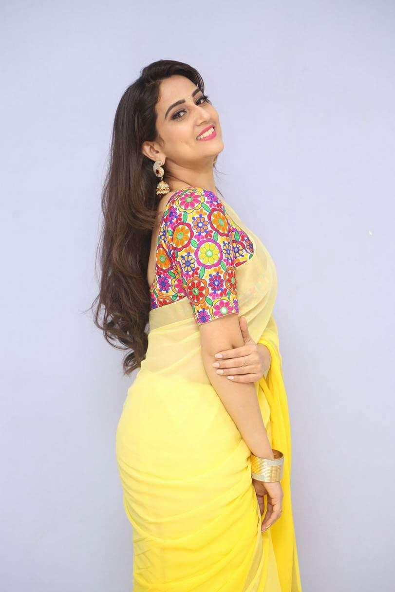Anchor Manjusha Saree images
