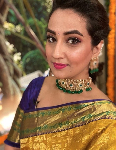 Anchor Manjusha saree pics