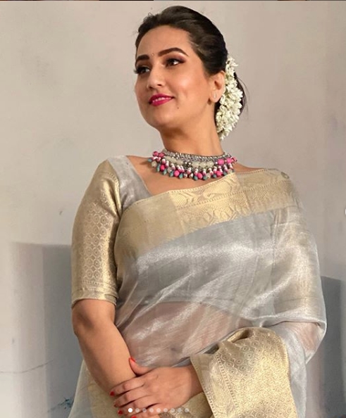 Anchor Manjusha saree pics