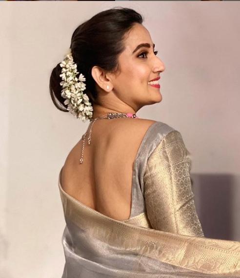 Anchor Manjusha saree pics
