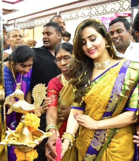 Anchor Manjusha latest images