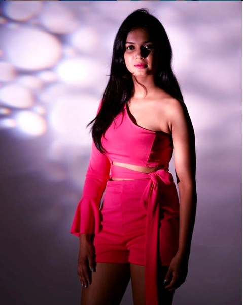 Ariyana Glory HD Images