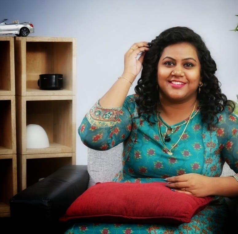 Anchor Manjusha Shivaji Images