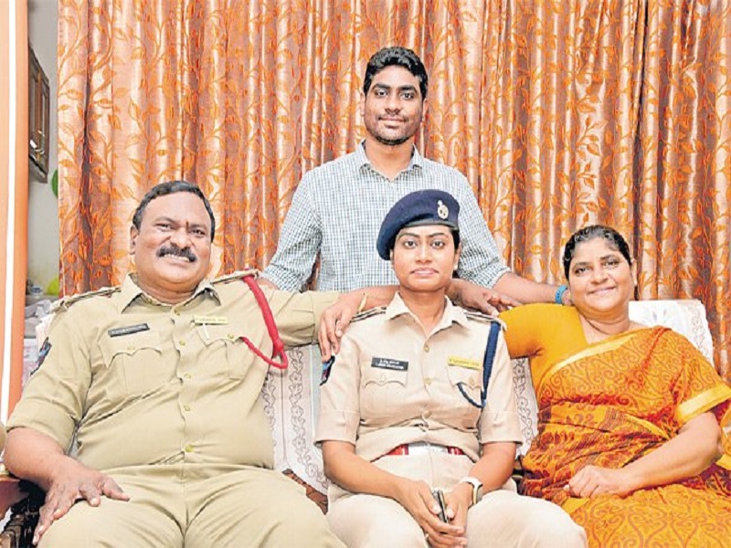 father saluting daughter picture going viral