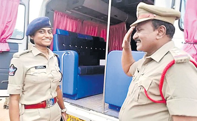 father saluting daughter picture going viral