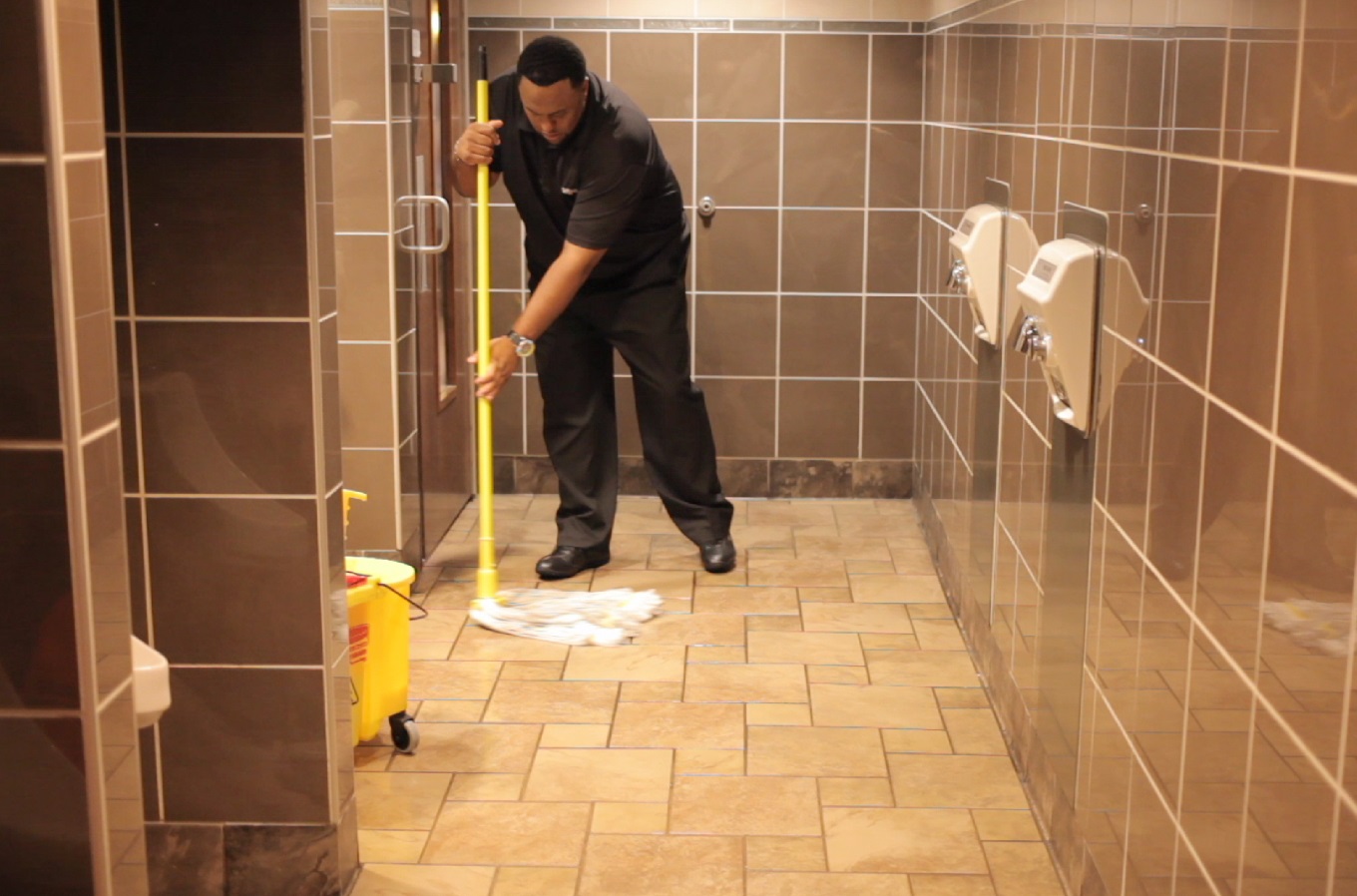reason behind the doors of public toilets does not reach the floor