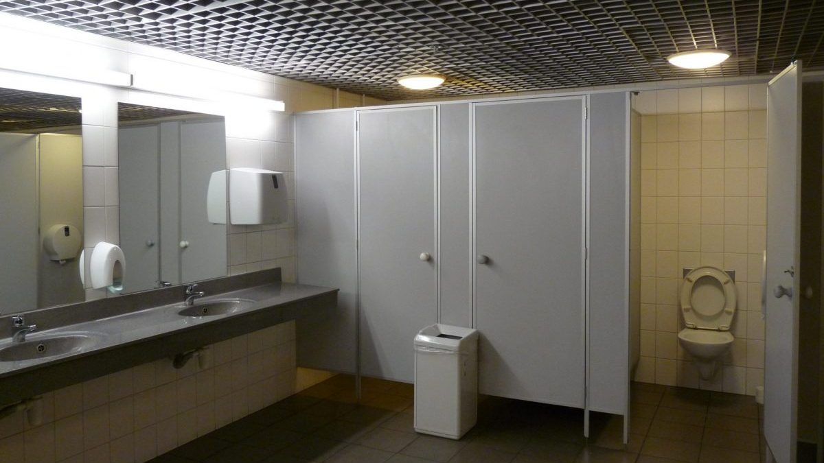 reason behind the doors of public toilets does not reach the floor
