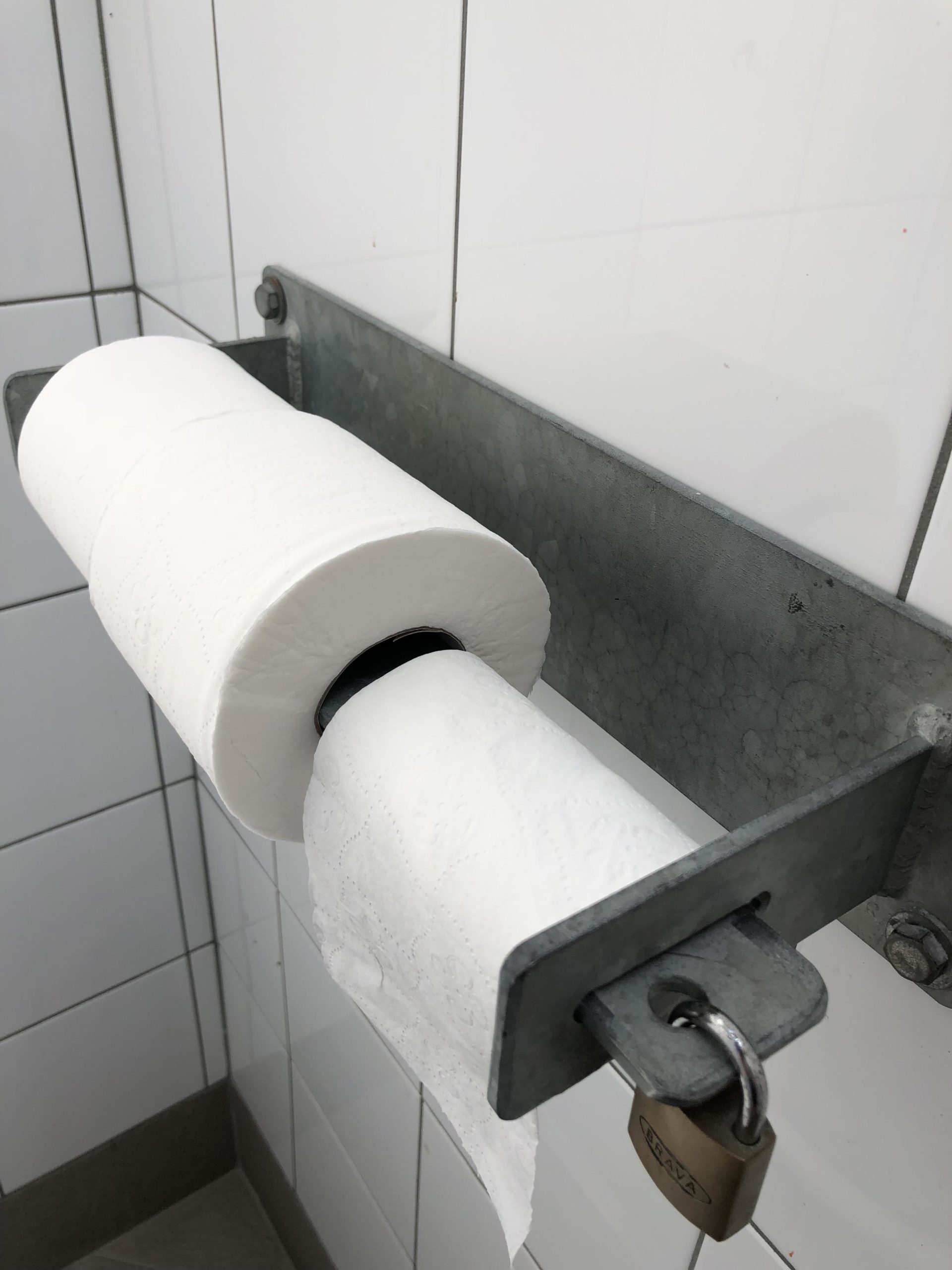 reason behind the doors of public toilets does not reach the floor