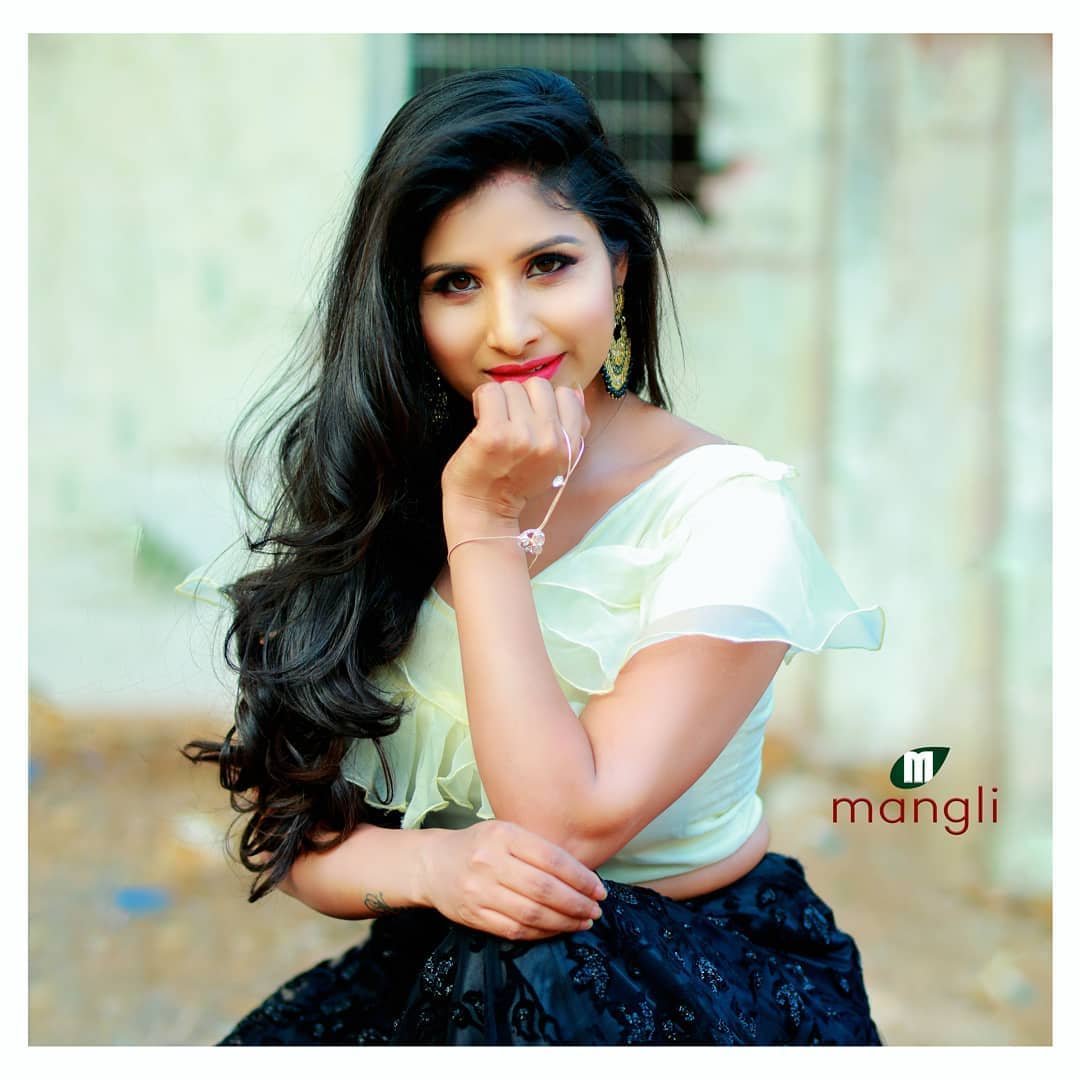 Singer-Mangli-Photos