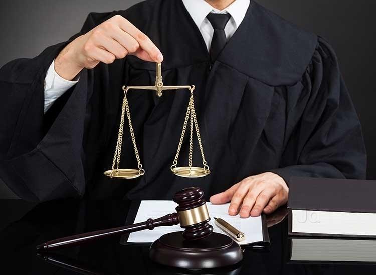 Difference between lawyer and advocate