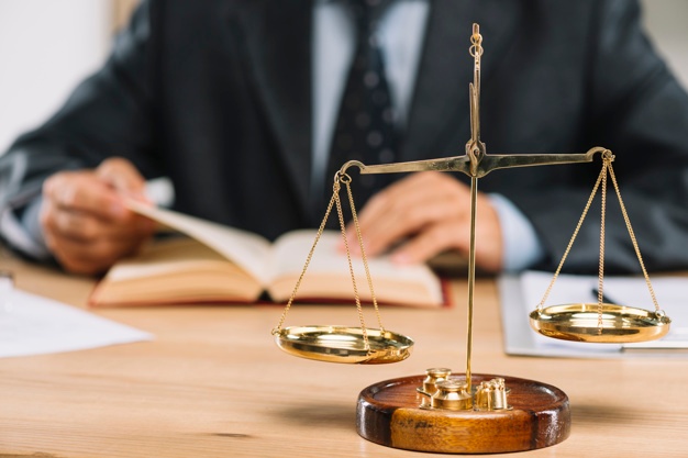 Difference between lawyer and advocate