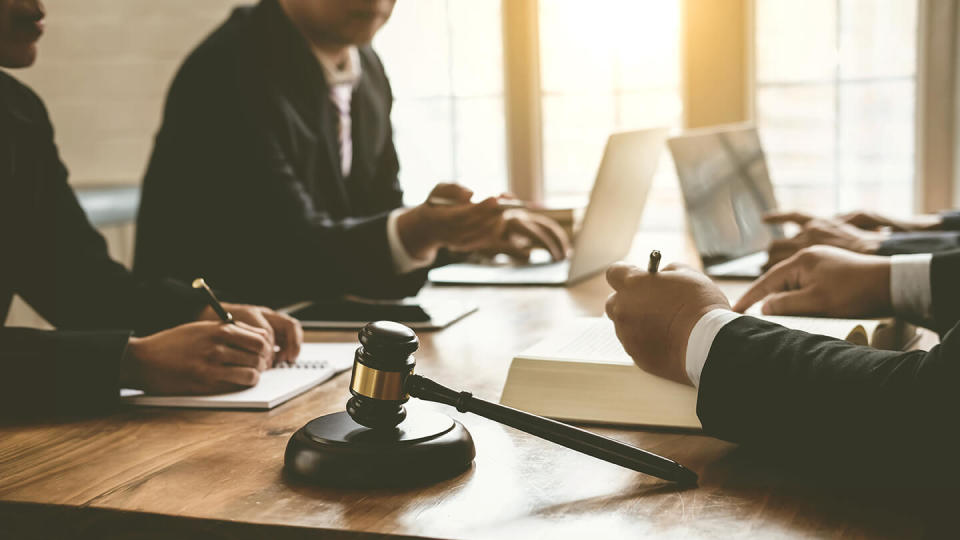 Difference between lawyer and advocate