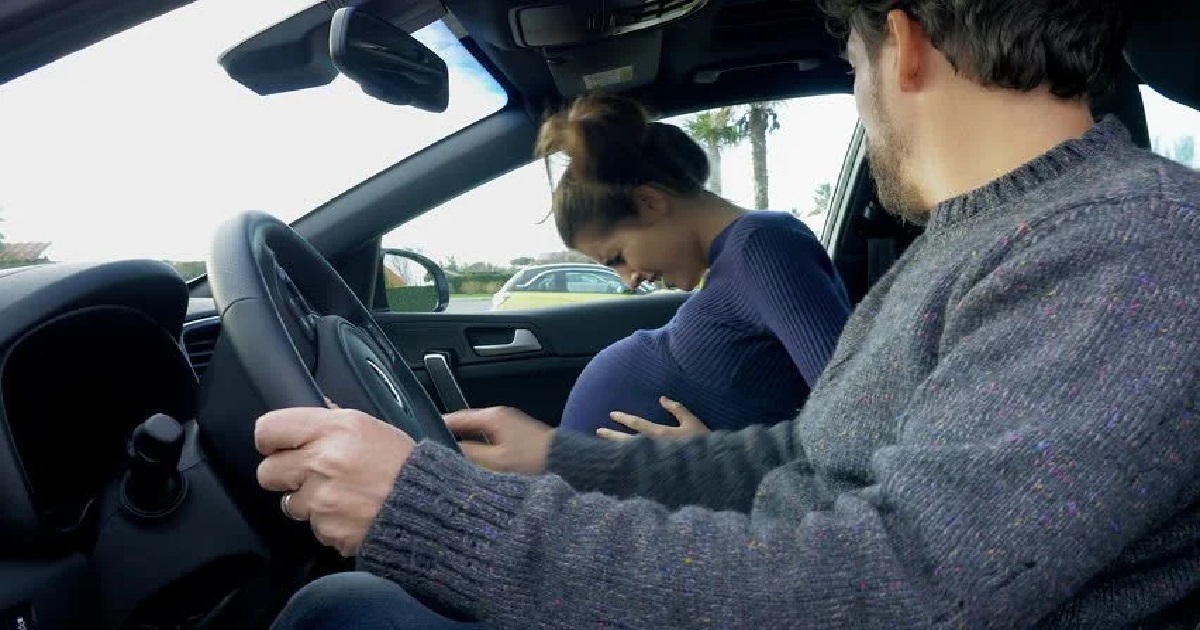 pregnant women in car