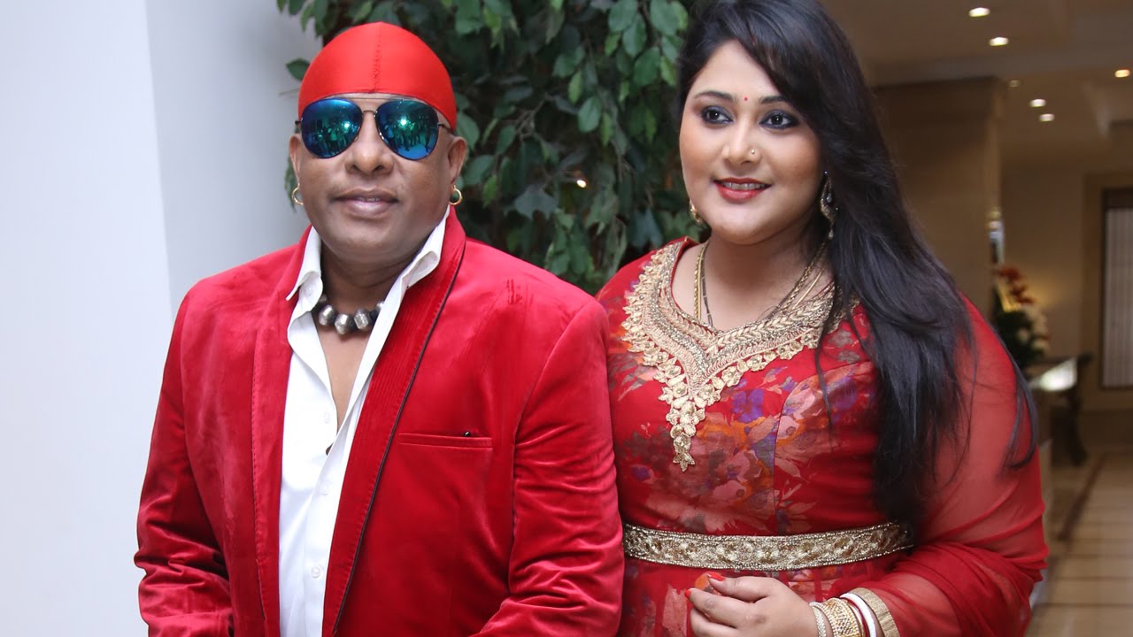 why does drums sivamani covers his head