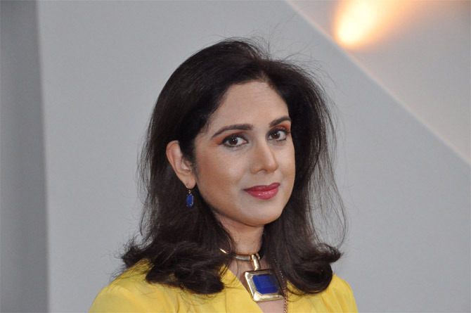 Aapadbandhavudu heroine Meenakshi sheshadri