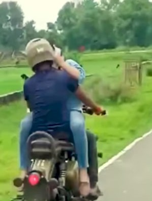 Couple kissing on a running bike in Bihar