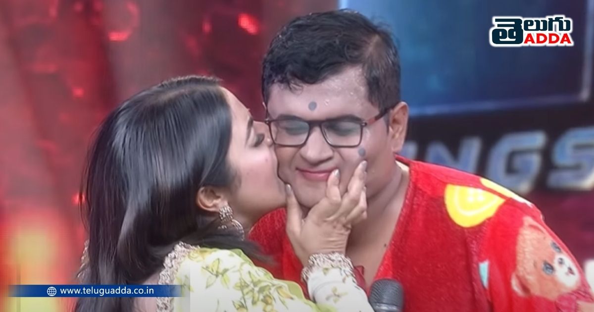 Poorna biting cheek in dhee show