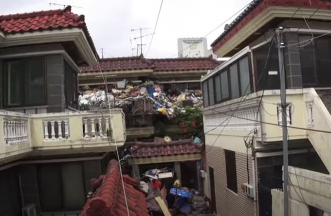 man collects garbage for ten years in south korea