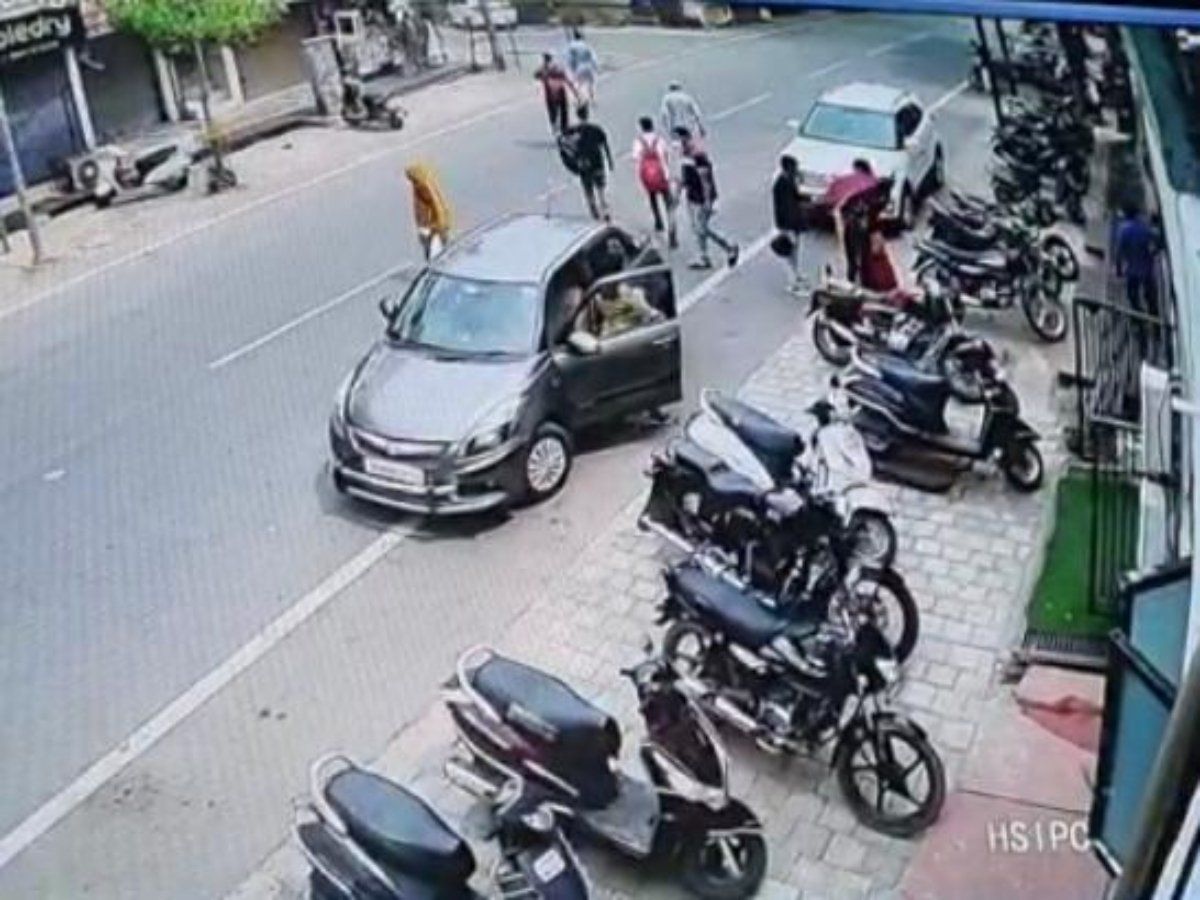 man loots money 3