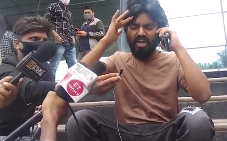 Video of a man speaking with his girlfriend in love story theatre