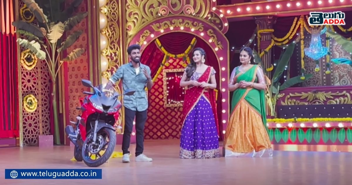ashu reddy hari bike