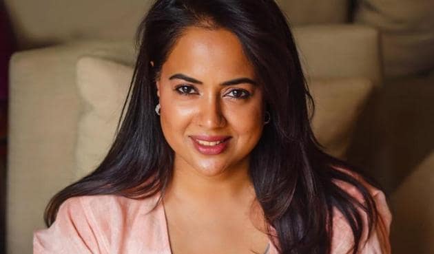 sameera reddy reply to a netizen comment about white hair