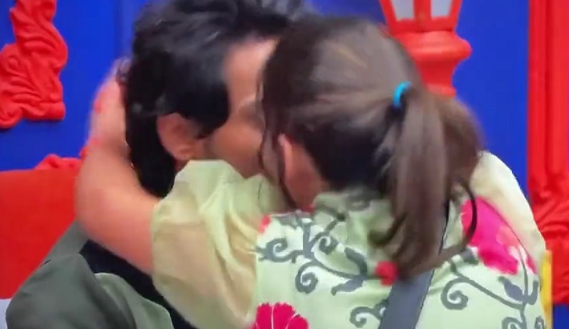 video of shanmukh siri kissing in bigg boss telugu 5 goes viral