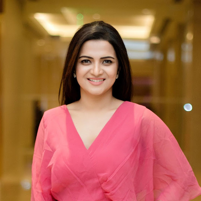 pictures of rrr chennai press meet anchor going viral