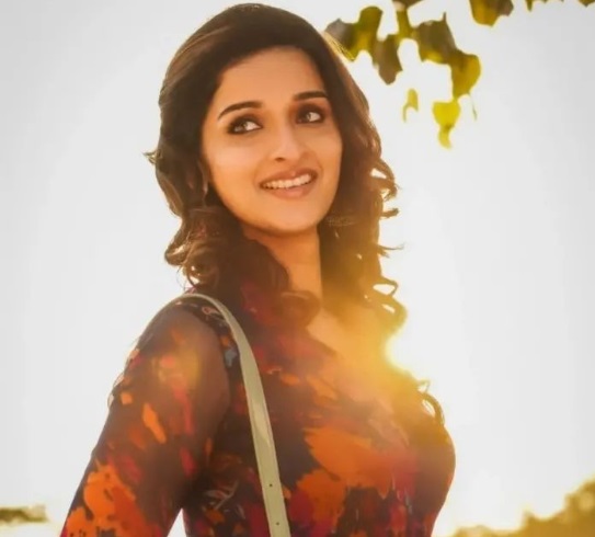 nidhhi aggerwal look alike actress in sarkaru vaari paata trailer
