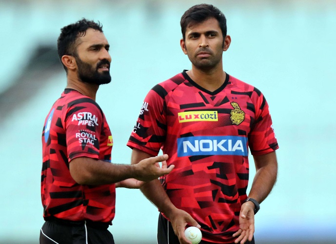 player who helped dinesh karthik during his tough times