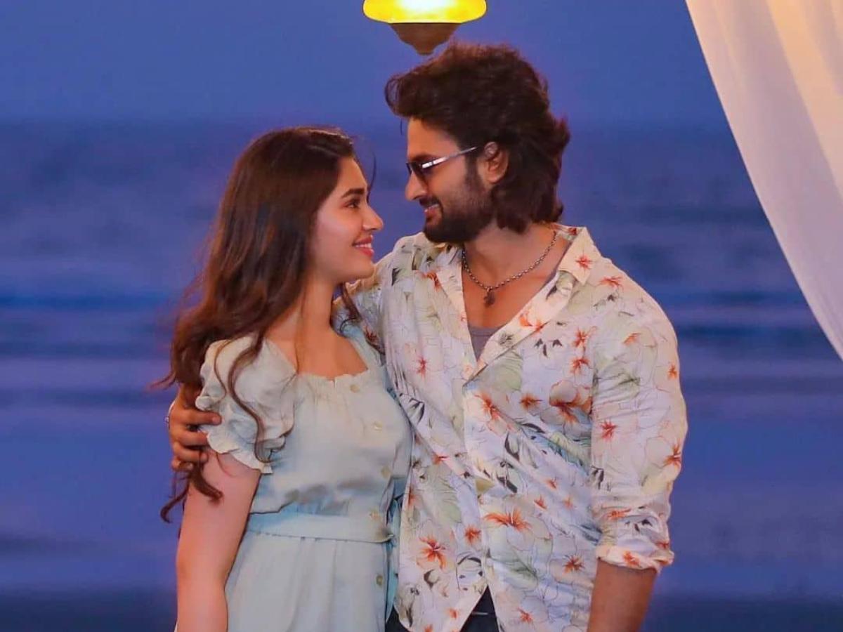 aa ammayi gurinchi meeku cheppali movie review