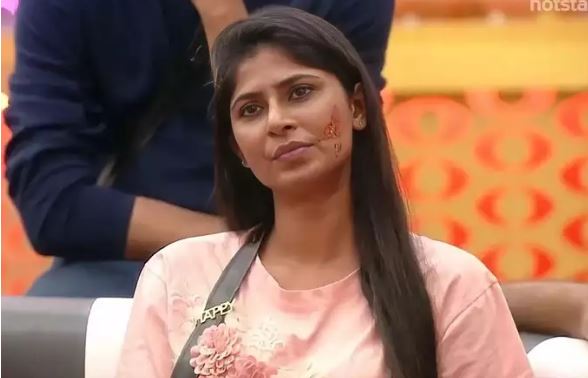 anchor neha chowdary shocking comments about biggboss