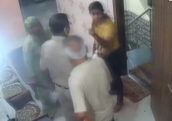 delhi women cop slaps in laws