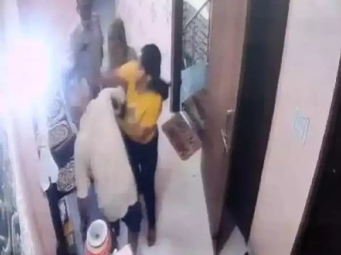 delhi women cop slaps in laws