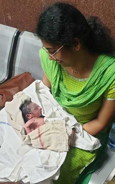 mbbs students done delivery in train
