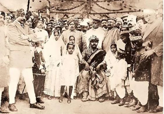the richest family who gave loans to british