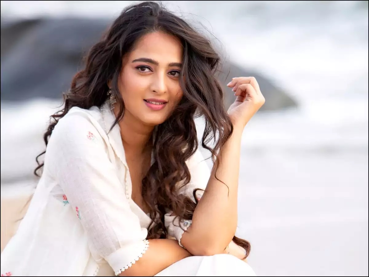 anushka - naveen polisetty movie story resembles the recent releases..??