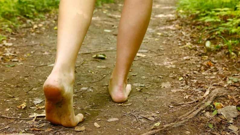 benefits of walking on barefoot..