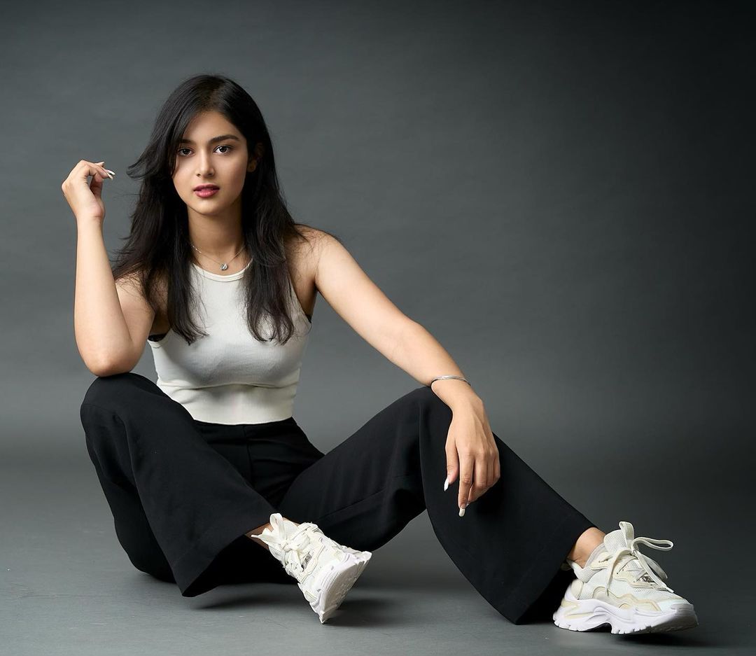 pictures of virat kohli fan girl going viral..