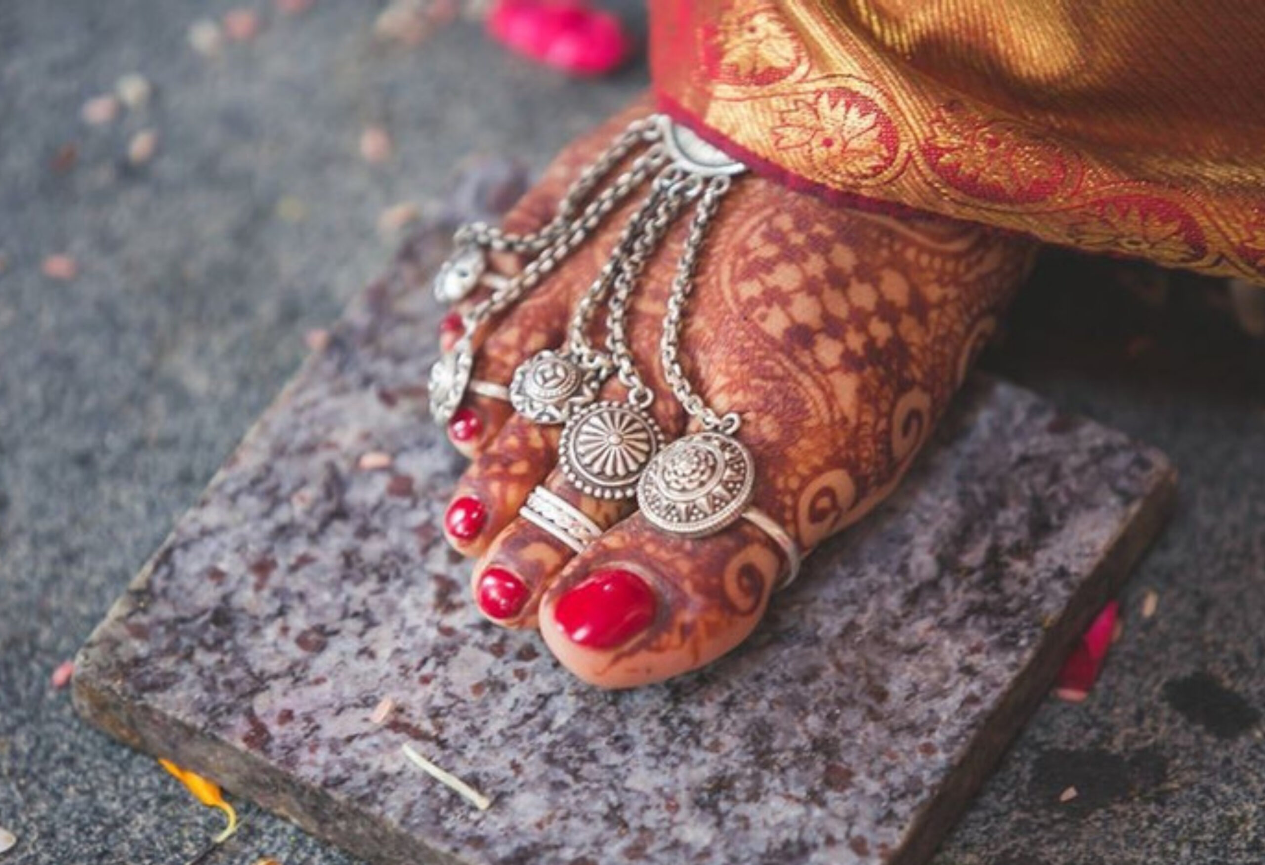 reasons behind wering toe rings..