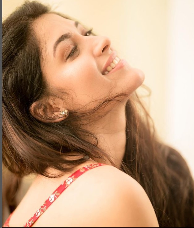 Heroine Geethika Tiwari Images