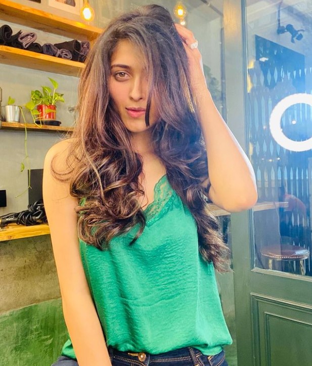 Heroine Geethika Tiwari Images