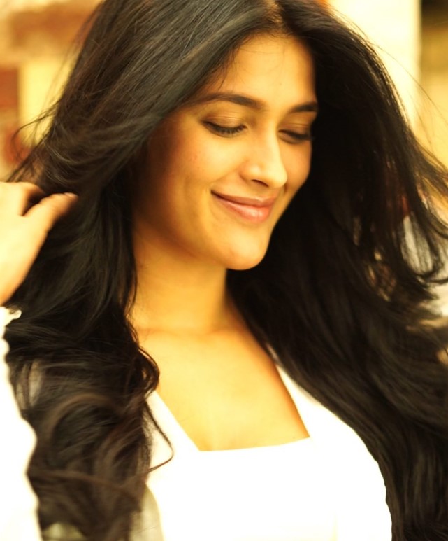 Heroine Geethika Tiwari Images
