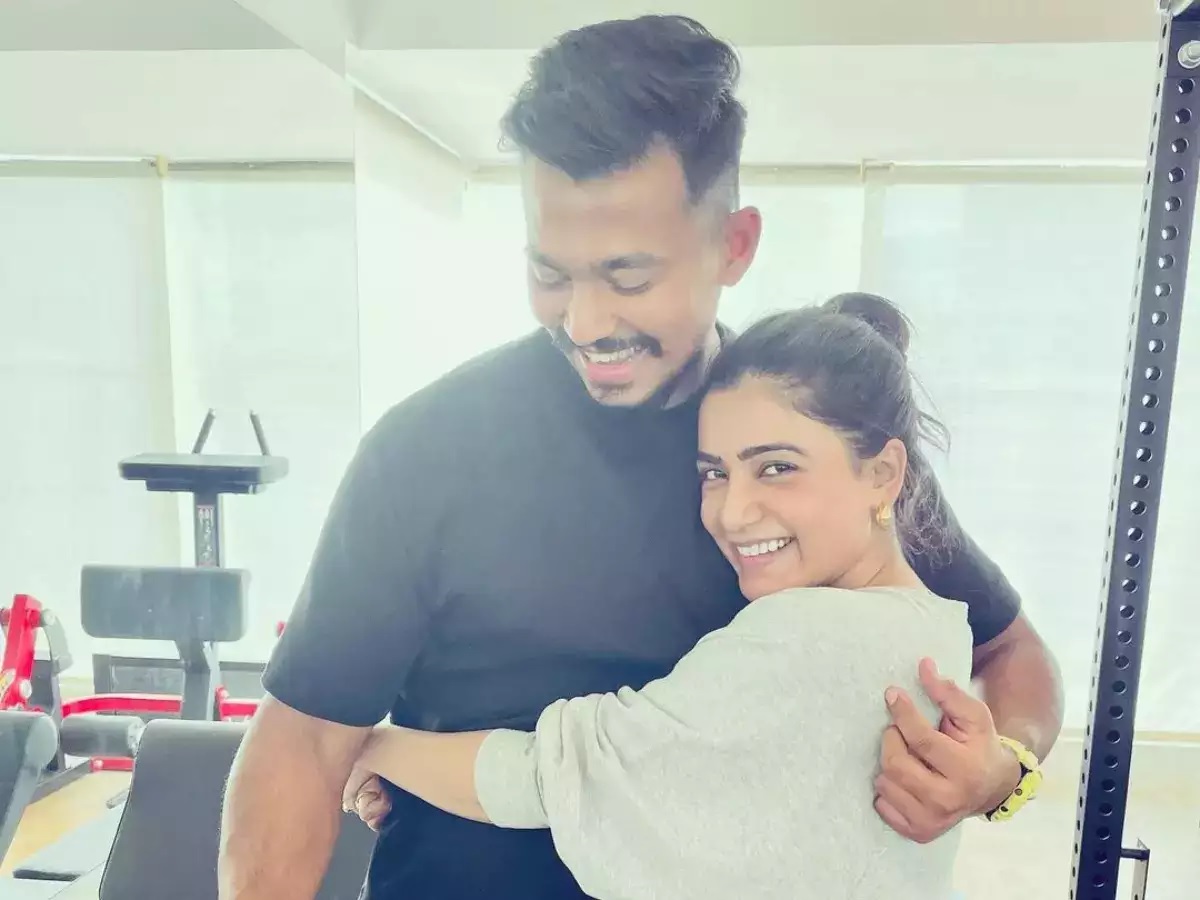 samantha thanking her fitness trainer..