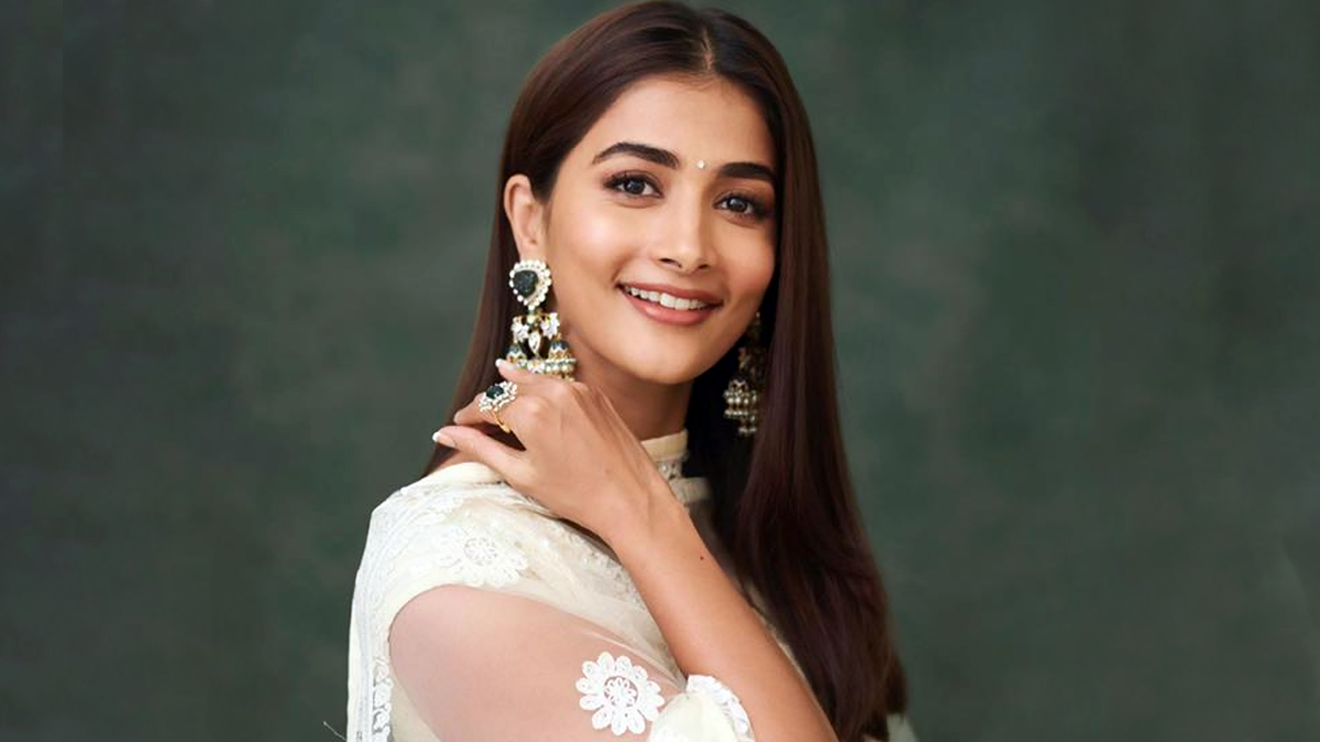 anchor questions pooja hegde about her famous film..!!