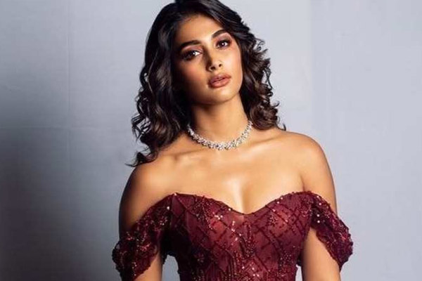 did pooja hegde failed again in bollywood..