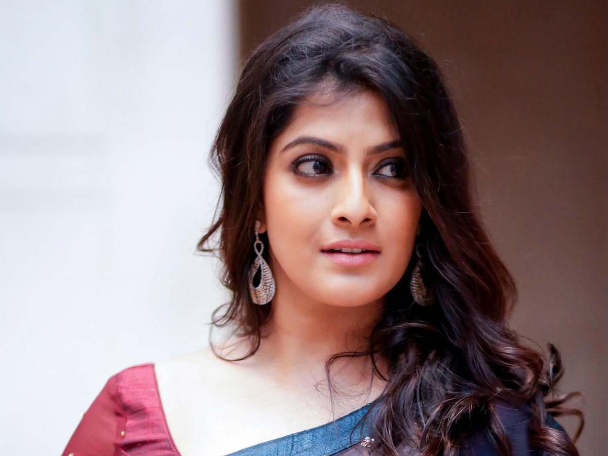 varalakshmi sarath kumar role in veerasimha reddy..