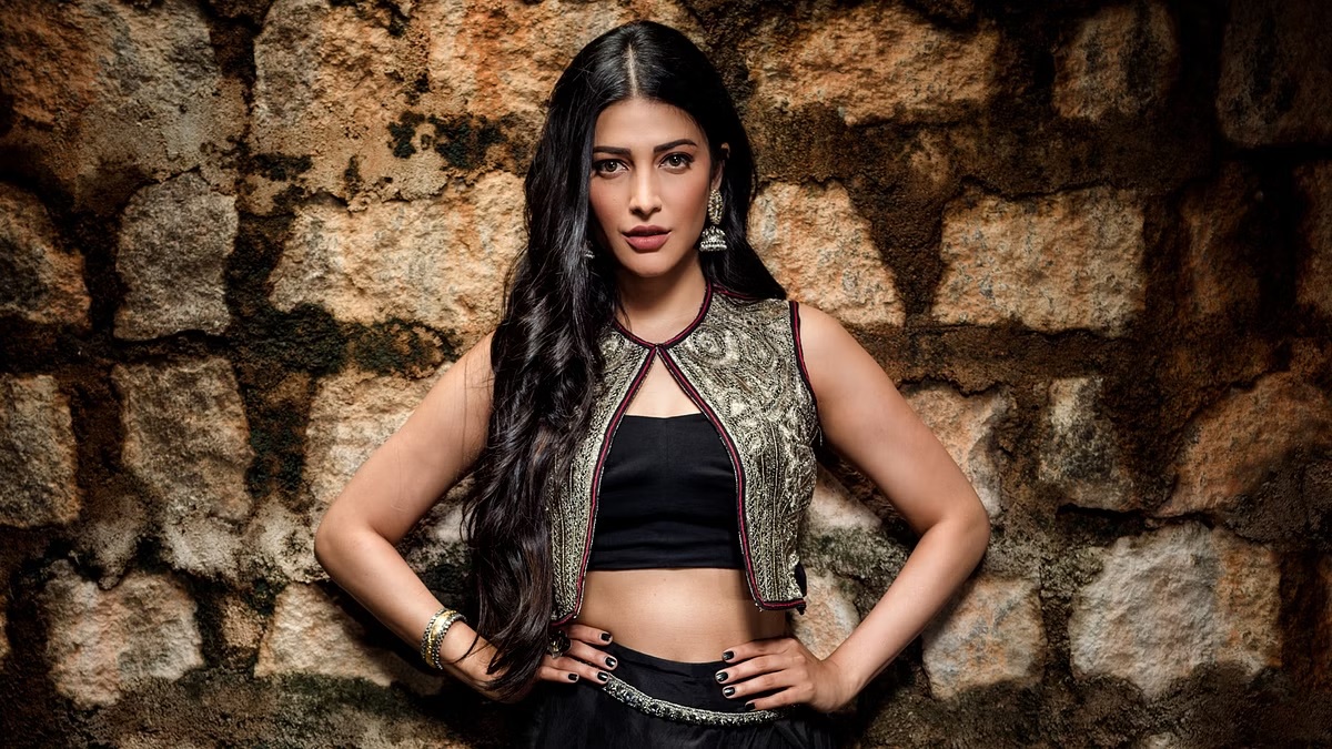 sruthi hasan comments about sridevi -chiranjeevi song..